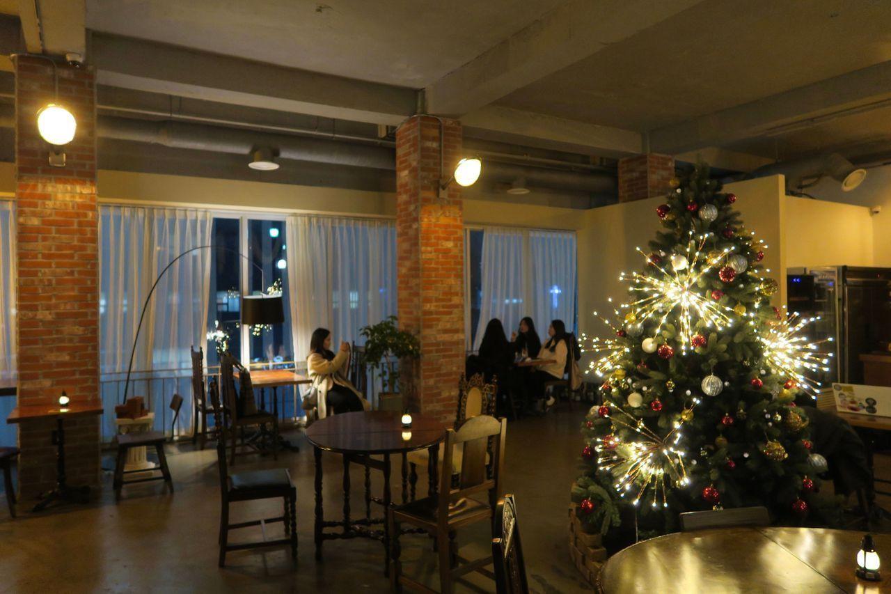 ソウリズムカフェの内部風景、クリスマスデコレーションがあるテーブル